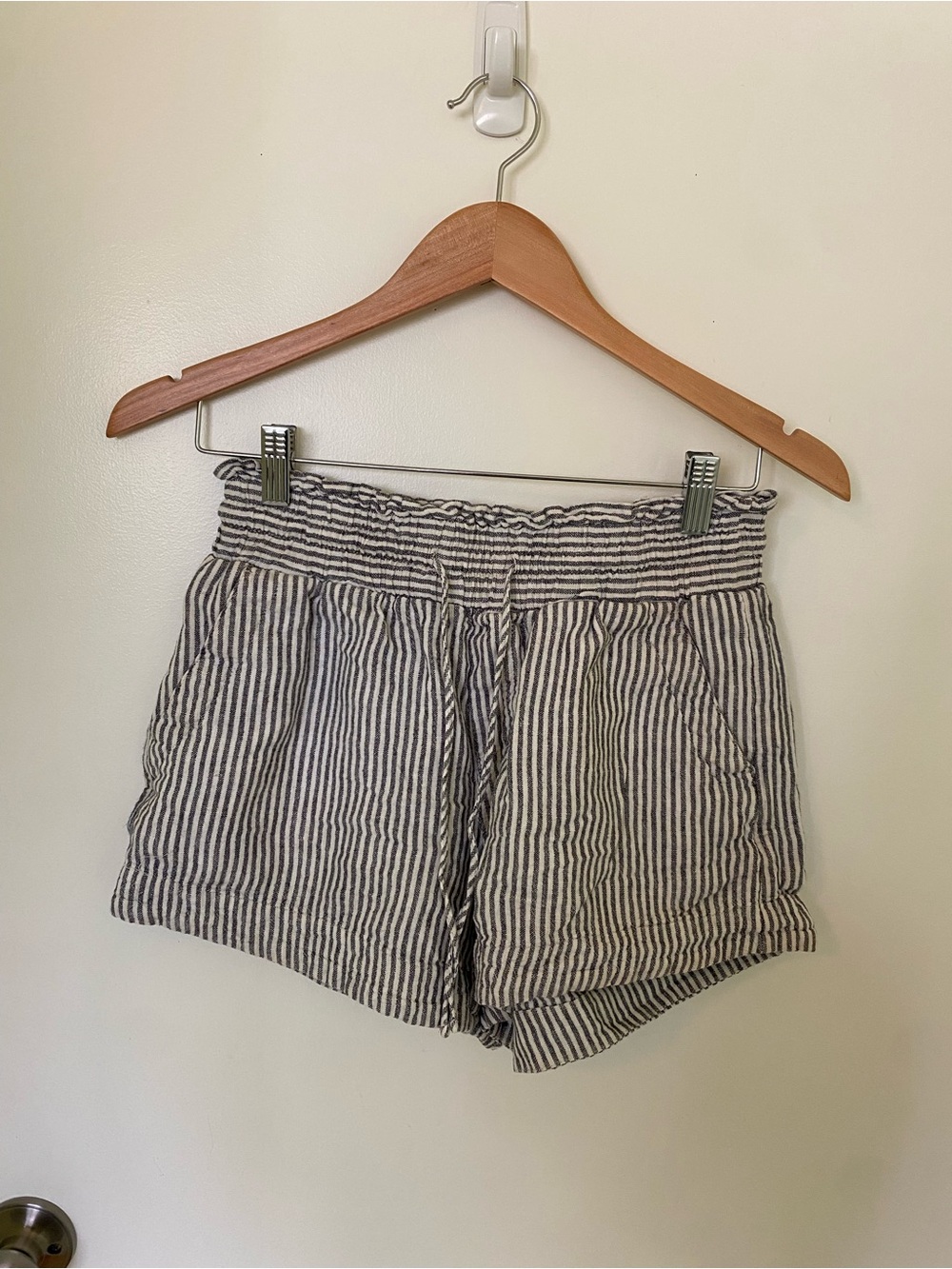 Striped Drawstring Waist Women’s Shorts - Grey/White